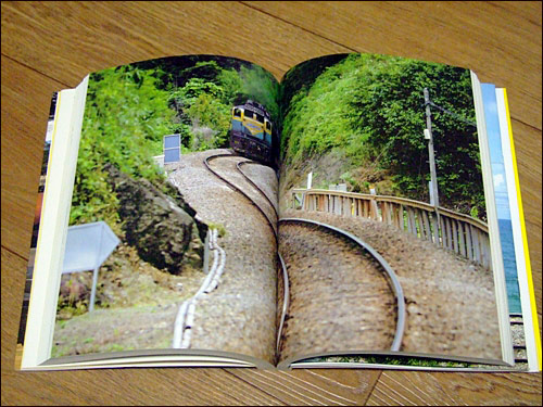 저자들은 유명한 철도사진가들이기도 하다. 저자들이 직접 찍은 시원시원한 철도사진들도 함께 볼 수 있다