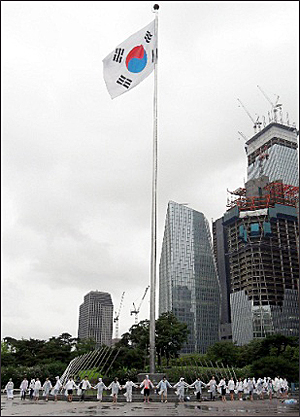 제2회 DMZ생태띠잇기 행사가 2011년 7월 27일 서울 여의도 광장에서 폭우를 뚫고 진행되었다. 