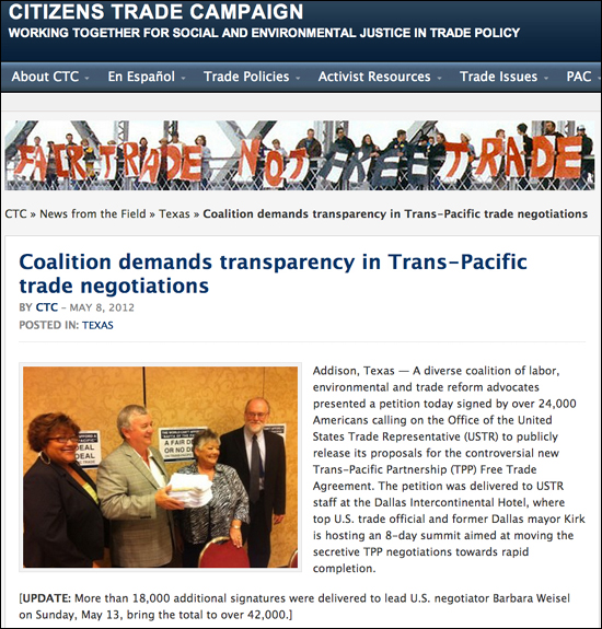 지난 5월 8일 텍사스 에디슨에서 열린 TPP 협상회의에서 2만4000여 개 이상의 서명이 담긴 청원서를 미 무역 대표부에게 전달했다.(이후 4만2000개 이상으로 증가)