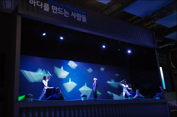 한국해운항만관에서 매일 오후 3시부터 약 10분 동안 열리는 난타공연.