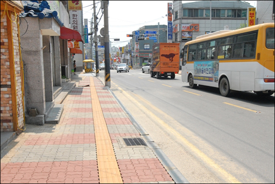 지동 거리가 보도블록 등을 교체해 말끔히 개선됐다.