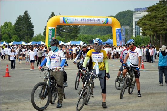 대회 선두에는 "대륙으로 뻗어나갈 통일철도, ‘팔지마 KTX!’"라는 몸벽보를 붙인 철도노조 자전거동회인들이 자리를 잡고, 출발신호를 기다리고 있다.