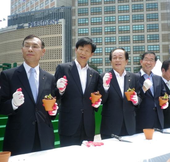 박원순 서울시장과 서규용 농림수산식품부 장관이 모종을 들고 파이팅을 외치고 있다. 