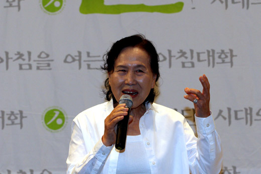 연극인 박정자씨가 13일 열린 새얼문화재단의 ‘새얼아침대화’에 강사로 참여해 ‘박정자의 연극 이야기’란 주제로 강연하고 있다. 