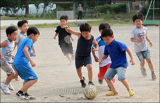 <오마이뉴스>가 주최하는 '제5회 나홀로 입학생에게 친구를'에 참석한 학생들이 14일 오후 경기도 강화군 오마이스쿨에서 축구를 하며 즐거운 시간을 보내고 있다.