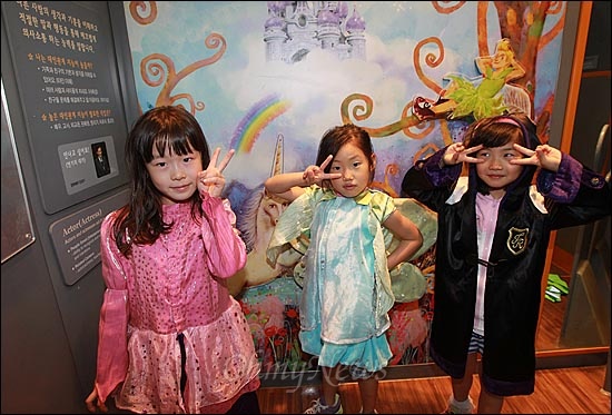 <오마이뉴스>가 주최하는 '제5회 나홀로 입학생에게 친구를'에 참석한 학생들이 14일 오전 서울 송파구 삼성 어린이박물관에서 체험학습을 하며 즐거운 시간을 보내고 있다.