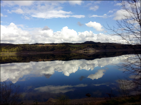 북유럽연수 중  랄레함메르 가는 길에 호수에 비친 풍경 