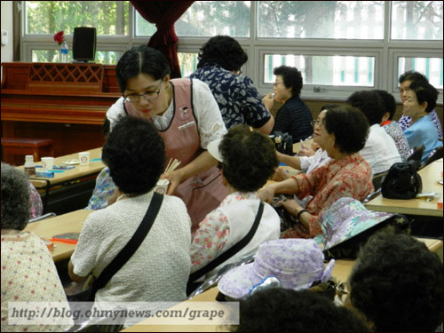 치면세균막 물들이기 눈에 보이지 않는 치면세균막을 확인하기 위해 치면착색제를 바르고 있다.
정민숙치과위생사와 이현숙치과위생사가 어르신들 치아에 착색하고 있는 중