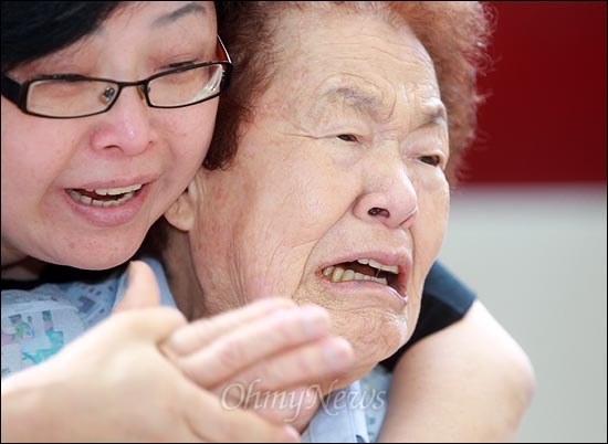 15일 오전 경기도 광주 나눔의 집에서 일본군 위안부 피해자 고 김화선 할머니의 노제가 엄수되는 가운데, 함께 생활했던 김군자 할머니가 영정사진을 보며 울음을 터뜨리고 있다.