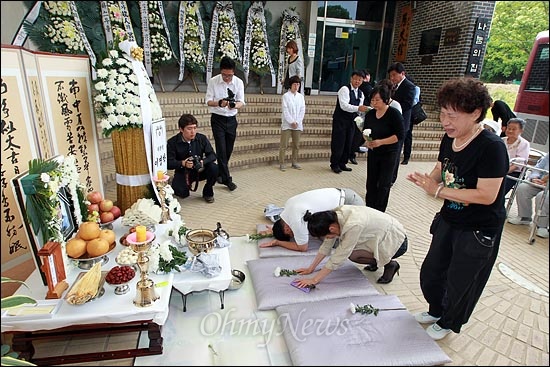 15일 오전 경기도 광주 나눔의 집에서 일본군 위안부 피해자 고 김화선 할머니의 노제가 엄수되는 가운데, 자원봉사자들이 헌화와 절을 하고 있다.