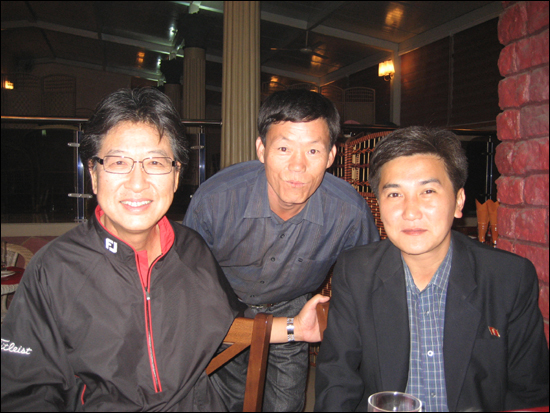 왼쪽부터 남편, 운전사 리인덕씨, 남성 안내원 리만룡씨.