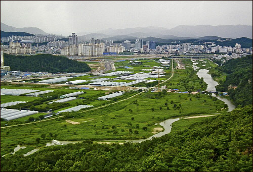 도솔산에서 바라본 월평공원과 갑천의 모습! 대전에서 사행하는 하천의 모습을 볼수 있는 유일한 공간이다. 