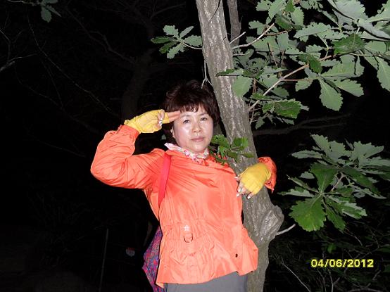 등산선교회 산행에 처음 동참한 김옥희 권사님...
첫 야간산행에서 신명난 모습...' 나무 위에 올라서서 '충성!'