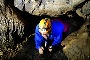 일명 '개구멍'으로 불리는 좁은 공간을 낮은 포복으로 통과하고 있는 이돈근 동굴 큐레이터.