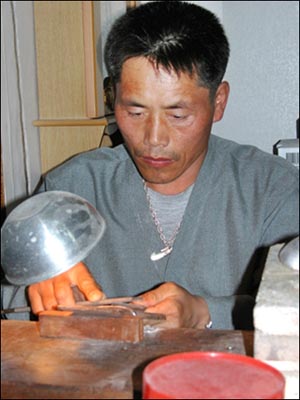 2004년 9월 24일 경북 영주군 풍기에서 만난 장도장 김일갑 장인. 당시 작업을 하는 모습이다