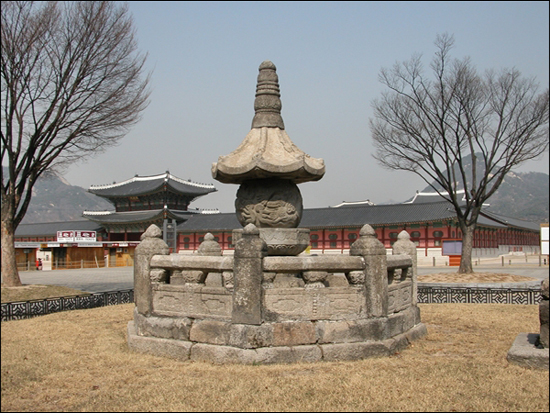 서울 용산구 서빙고로 137번지 국립중앙박물관 경내에 서 있는 보물 제928호는, 조선 광해군 때 세워진 사리탑이다. 사진은 서빙고로 옮기기 전인 2006년 3월 21일에 촬영한 자료이다.