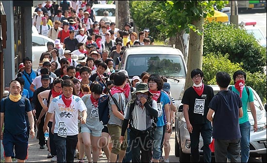 지난 2012년 6월 쌍용자동차 해고노동자 복직과 비정규직 문제 해결 등을 요구하며 대한문으로 거리 행진 중인 시민들. 