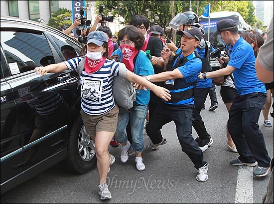 경찰이 쌍용자동차 문제 해결을 위한 '함께 걷자' 행진을 불허한 가운데, 16일 오후 서울 마포구 공덕역 인근에서 지하철을 타고 한강을 건넌 참가자들이 거리행진을 벌이기 위해 차도로 뛰쳐 나오고 있다.