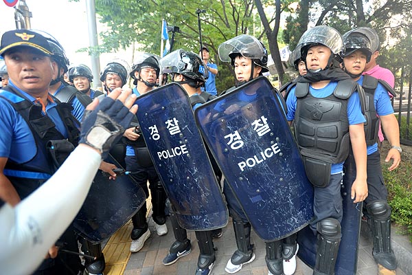  경찰이 쌍용자동차 문제 해결을 위한 '함께 걷자' 행진을 불허한 가운데, 16일 오후 서울 마포구 공덕역 인근의 인도까지를 가로 막고 있다.