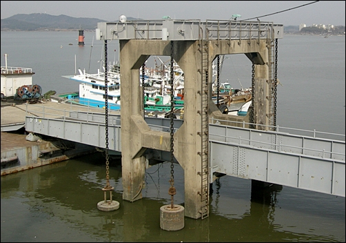  군산 내항의 부잔교. 쇠줄로 길게 묶인 둥근 시멘트 기둥은 험한 파도도 견딜 수 있도록 중심을 잡아주는 역할을 한다. 
