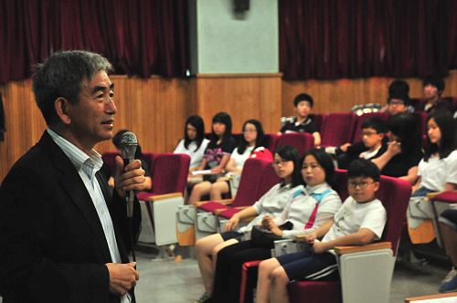 열띤 강연을 진행하고 있는 김종덕교수와 참가자들