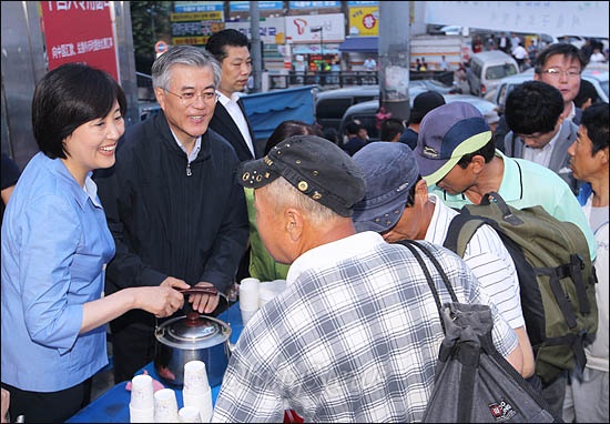  대선출마를 선언한 문재인 민주통합당 상임고문이 18일 새벽 첫 일정으로 서울 구로구 소재 인력시장을 방문해 일용직 노동자들과 따뜻한 차를 나누며 인사하고 있다. 이 자리엔 박영선 의원도 함께했다.