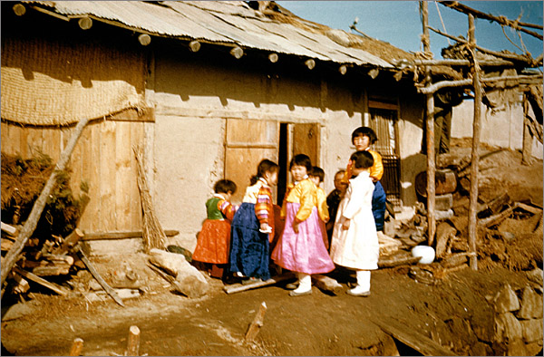 '끝나지 않은 전쟁, 6.25' 사진전 전시 사진 중. 색동옷을 입고 있는 아이들.