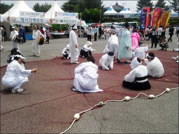 도리깨마당 거제시의 대표적 민속놀이인 '팔랑개어장놀이' 둘째마당인 도리깨마당.