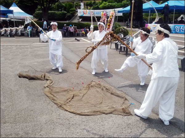 도리깨마당 거제시의 대표적 민속놀이인 '팔랑개어장놀이' 두째마당인 도리깨마당.