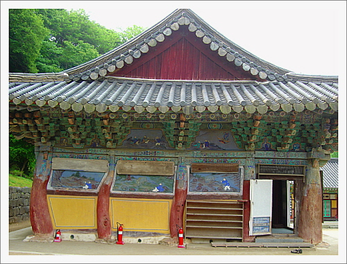 화려한 공포를 한 팔작지붕을 굽은 기둥이 지탱하고 있어 화려한 가운데 소박한 느낌을 준다
