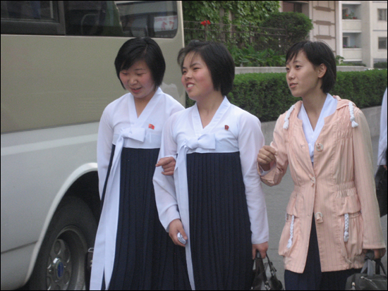 북한 학생들. 곱게 입은 한복이 눈에 들어온다.