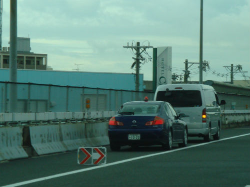 　　복면순찰차가 고속도로에서 위반자의 자동차를 세워놓고 스티커를 발부하고 있습니다. 일본경찰은 교통법규 위반자를 붙잡으면 꼭 자신의 자동차로 데리고 가서 그 속에서 스티커를 뗍니다. 고속도로에서 사고가 나면 한국에서는 토잉하는 차가 제일 먼저 오는데 일본에서는 복면순찰차가 옵니다.