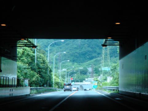 　　일본은 지형상 산이 많아서 고속도로 역시 터널과 다리가 많기 때문에 속도를 내기가 어렵습니다. 
