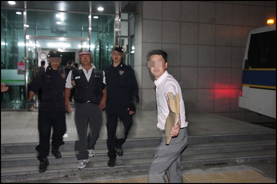 지난 6월 14일 밤 9시경 경찰에 연행되는 현대자동차 비정규직 노조 대표자.