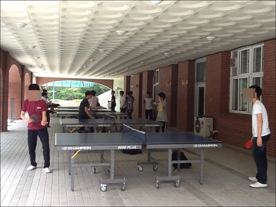 점심시간을 이용해 탁구를 치는 A 고등학교 학생들