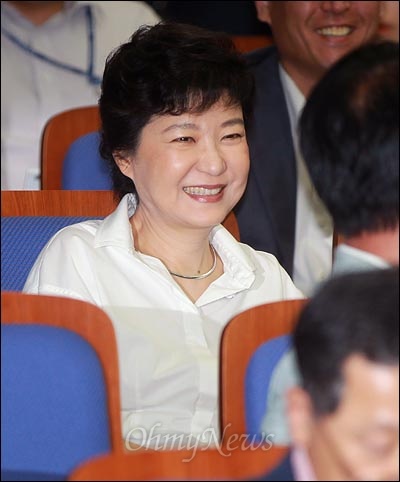 박근혜 새누리당 의원이 19일 오후 국회에서 열린 '무노동 무임금 관련 의원총회'에 참석하며 밝게 웃고 있다.