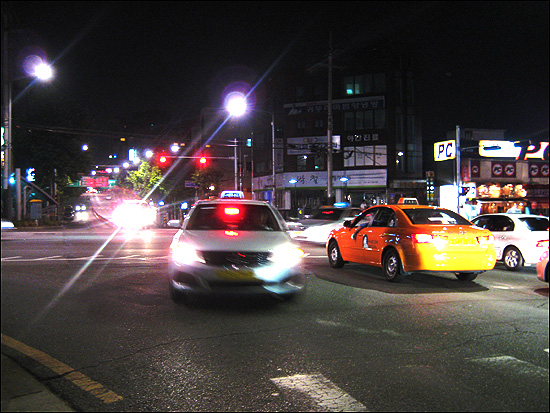 19일 오전 1시 서울 마포구 상수역 인근 도로. 택시들이 빠르게 지나가고 있다.