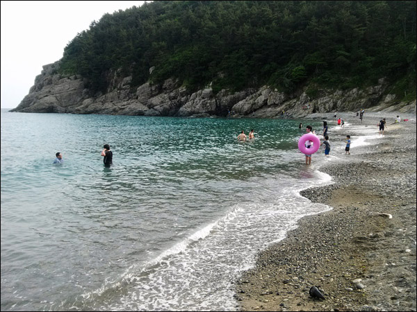 아직까지 바다 물은 차가울 텐데, 수영을 즐기는 여행자들.