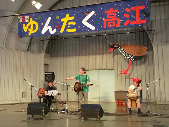 오키나와 다카야 주민들이 자발적으로 만든 밴드가 공연을 하고 있다.