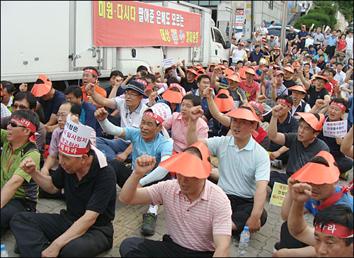 19일 상인대회장에는 ‘미원·다시다 팔아준 은혜도 모르는 대상, 불매운동’이라고 적힌 붉은색 펼침 막이 내걸렸으며, 상인들은 “대상은 수원에서 당장 철수하라”고 요구했다. 
