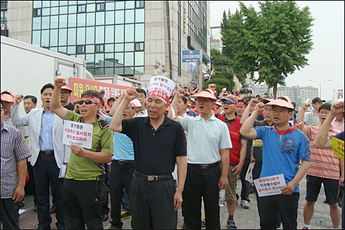 19일 상인대회장에는 '미원·다시다 팔아준 은혜도 모르는 대상, 불매운동'이라고 적힌 붉은색 펼침 막이 내걸렸으며, 상인들은 "대상은 수원에서 당장 철수하라"고 요구했다. 



