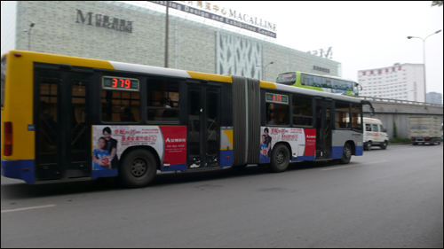 두 대가 한 대로 변신한 베이징의 '합체버스'. 사람들을 많이 태우기 위해 합체한 버스. 돌아가는 중국 식탁처럼 버스를 연결한 틈새에는 회전판이 있다. 커브길을 돌 때 돌아간다.