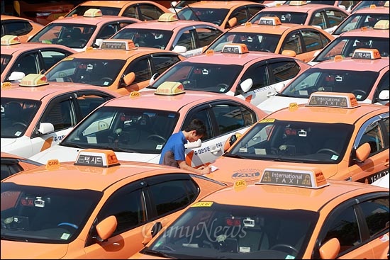 오는 2월 1일 영호남 지역 택시가 하루동안 운행 중단을 결정했다. 사진은 지난해 6월 있었던 택시 운행 중단 사태 당시 차고지 모습.