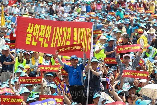 20일 오후 서울광장에서 열린 '택시 생존권 사수 결의대회'에서 참석자들이 "LPG가격 안정화!"가 적힌 손피켓을 들고 구호를 외치고 있다. 