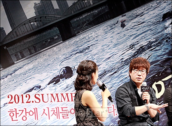  20일 오전 서울 압구정CGV에서 열린 영화<연가시>제작보고회에서 박정우 감독이 질문에 답하고 있다.