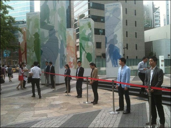 삼성 반도체 반올림 국제 활동가의 기자회견을 앞두고 삼성 서초사옥 주변을 삼엄하게 경계하는 삼성 직원들