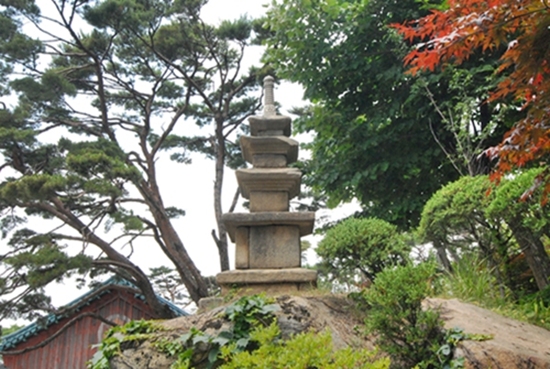 안양 석수동 삼막사에 소재한 경기도 유형문화재 제112호 삼층석탑