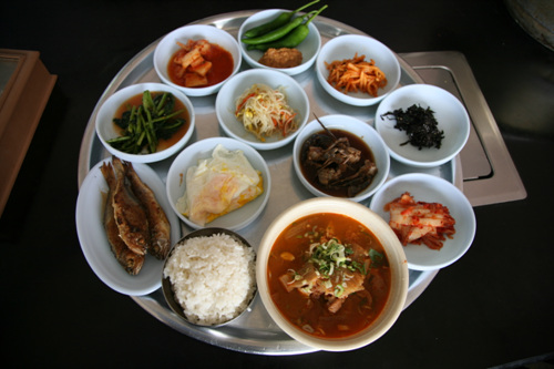  유진식당의 밥상이다. 3천원인데 반찬이 11가지이다. 싸서 맛없을 거라고 생각하면 오산이다. 맛짱!