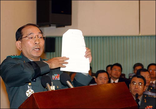 2002년 10월 4일 국방부에서 열린 국회 국정감사에서 한철용 5679부대장(소장)이 서해교전 직전 북한의 도발 가능성을 경고하는 정보보고서를 올렸다면서 비밀 문서를 공개하고 있다. 
