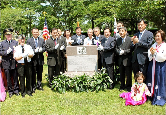 20일(현지시간) 미국 뉴욕 주 낫소카운티 아이젠하워파크 내 참전용사 기념원(Veterans Memorial)에서 일본군 위안부들의 넋을 기리는 위안부 기림비(추모비) 제막식이 열렸다.